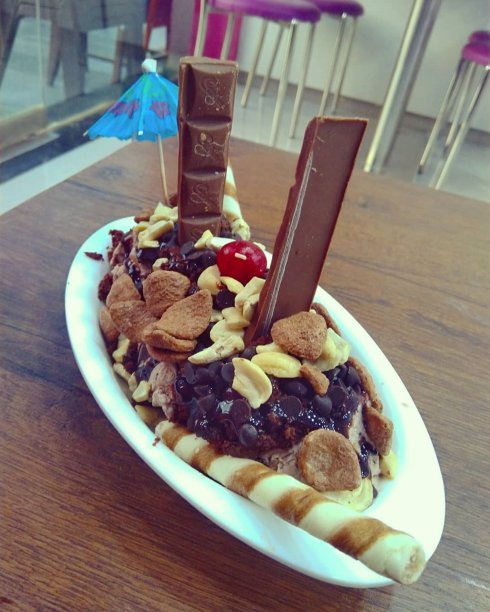 巧克力幻想在一张桌子上。图片下载