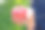 一个十几岁的女孩手里拿着一个苹果。健康的生活方式的概念图片下载