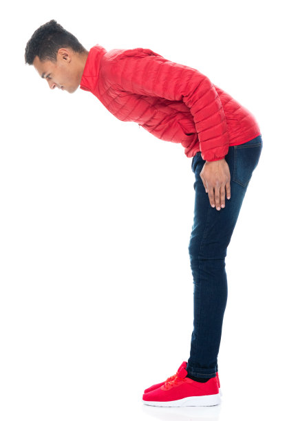 侧视图/侧面视图/全长/一人/一人20-29岁成年英俊的人黑发/短发非洲裔/非裔男性/年轻人鞠躬/站立/冷淡的态度和问候图片下载