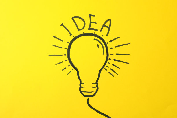 画在黄色背景上的灯泡。好主意的概念图片下载