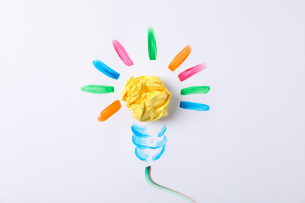 绘制的灯泡和纸球在白色背景，文字空间图片下载