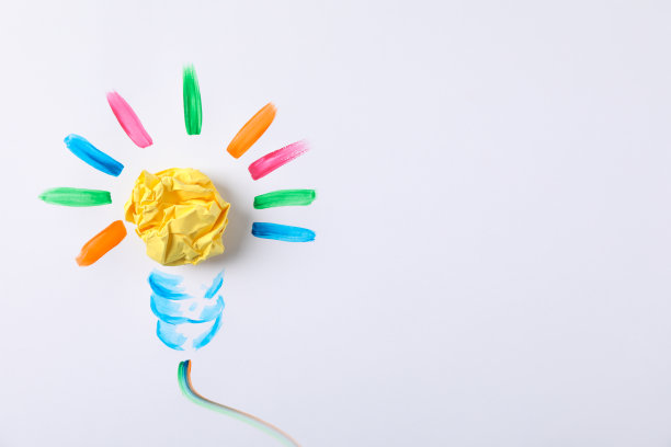 绘制的灯泡和纸球在白色背景，文字空间图片下载