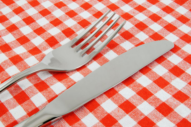 靠近刀叉在桌布上图片下载