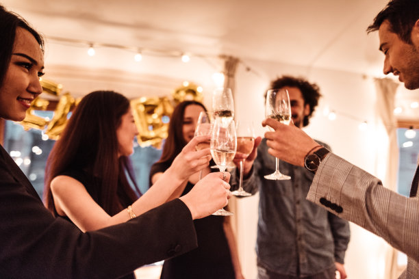 朋友在家里敬酒图片下载