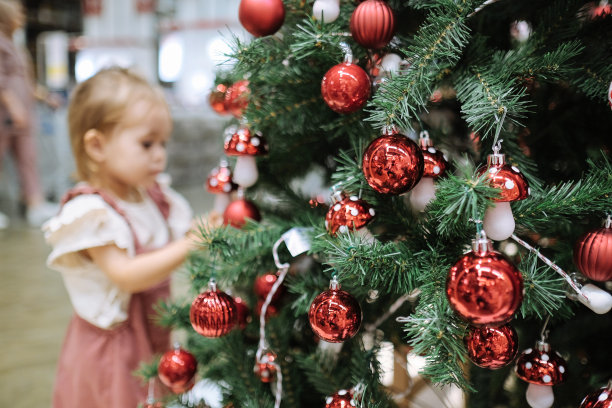 用装饰品和圣诞灯装饰圣诞树图片下载