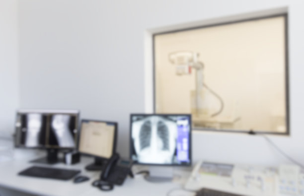在实验室用现代计算机对胸部和膝盖进行x光检查图片下载