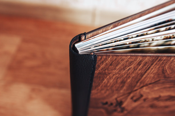 木制相册的皮革装订。皮革装订的照片书木制。硬木封面的笔记本。图片下载