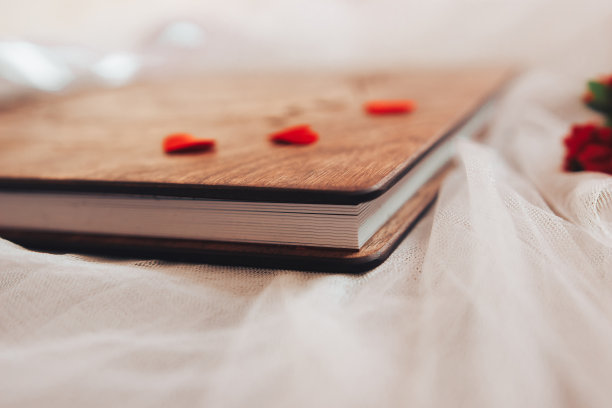 一本木书放在一块白布上图片下载