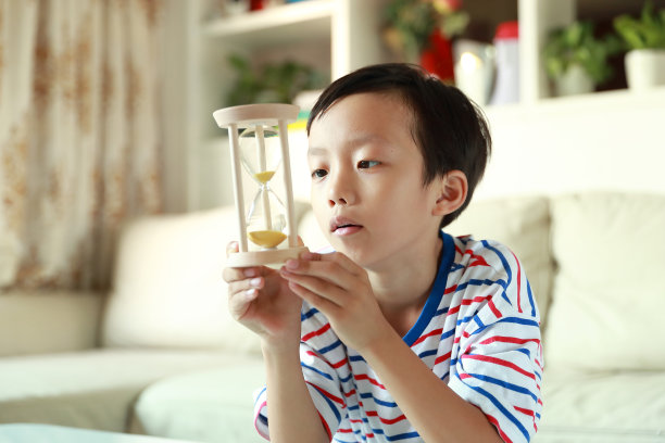 在家看沙漏的男孩图片下载