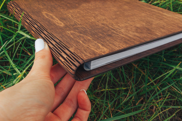 绿色草地上的木制相册图片下载