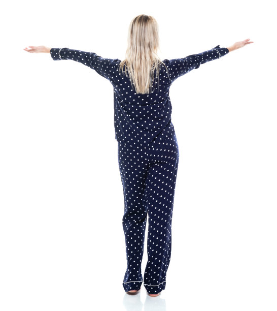 后视图/背部/全长/一个20-29岁的成年人漂亮的金发/长发白种人女性/年轻女性主持人穿着睡衣/睡衣/凉爽的态度谁是显示/指向/呈现图片下载