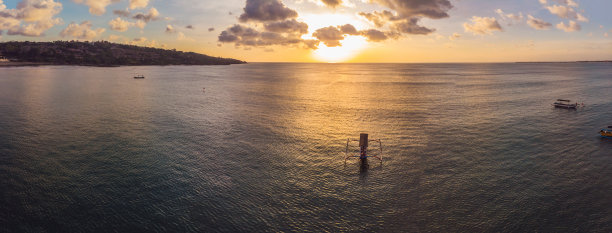 日落时分，巴厘岛金巴兰海滩上的传统巴厘船Jukung，印度尼西亚图片下载