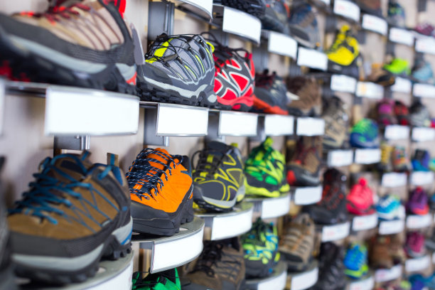 货架上运动鞋的摄影图片下载