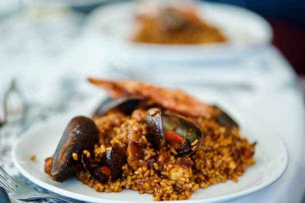 一种用贻贝和大虾做成的米饭图片下载