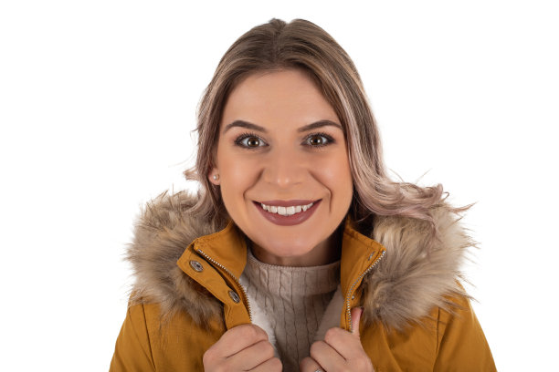 穿着芥末色夹克的迷人女人图片下载