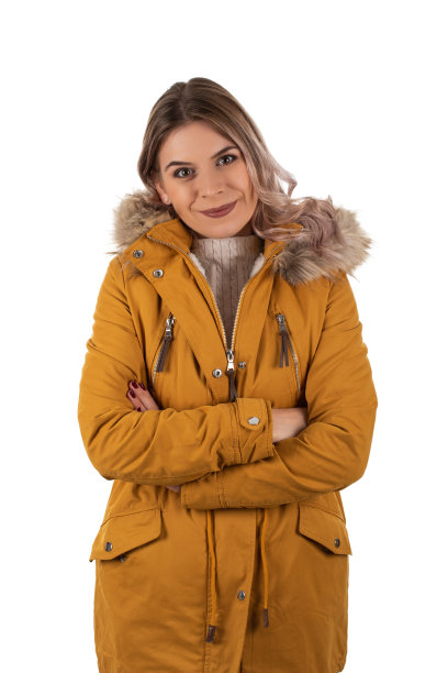 穿着芥末色夹克的迷人女人图片下载