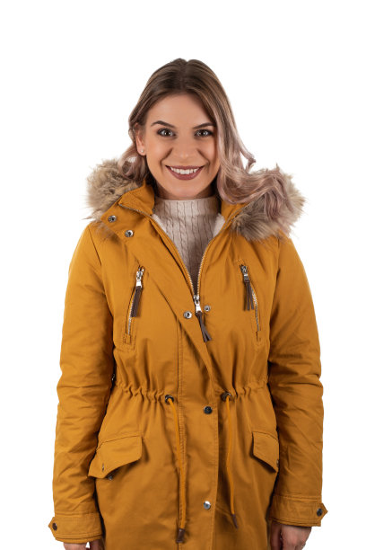 穿着芥末色夹克的迷人女人图片下载