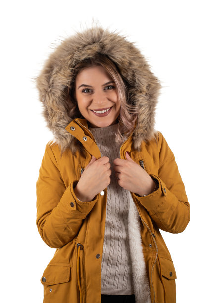 穿着芥末色夹克的迷人女人图片下载