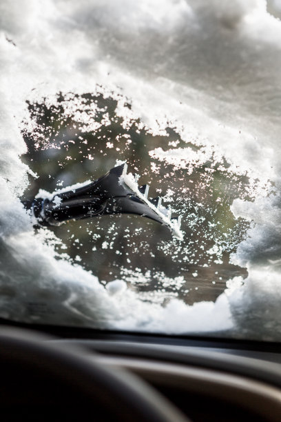 车窗上有雪。图片下载