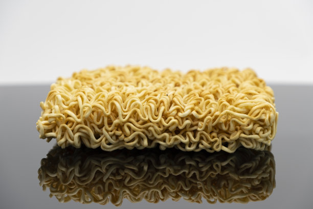 生方便面准备煮孤立在黑色背景图片下载