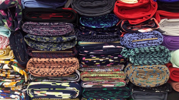 背景来自多色卷织物。图片下载