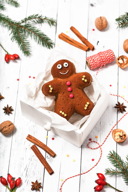 自制的姜饼人蛋糕放在白色的木盒子里作为小礼物。图片下载