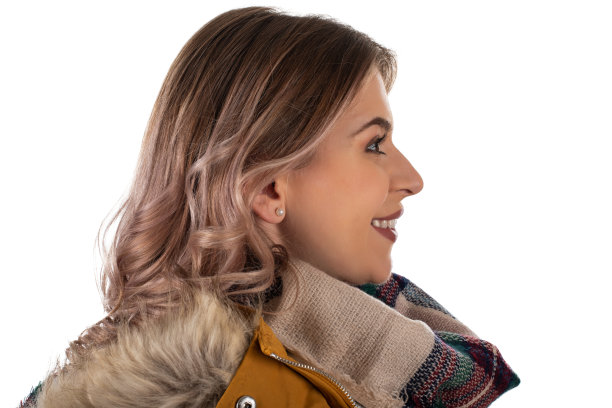 穿着芥末色夹克的迷人女人图片下载