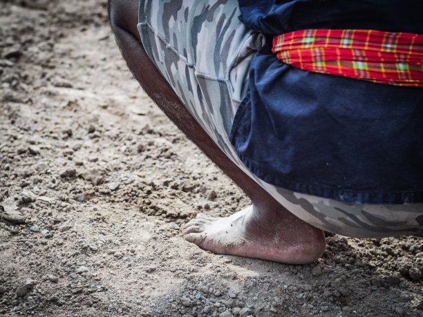 在肮脏的地面上躲闪人图片下载