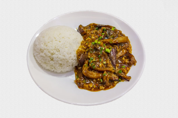 米饭和茄子在白色的盘子里图片下载