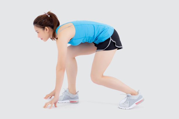 美丽的年轻亚洲女子苗条开始在白色的背景上独自跑步，亚洲女孩是自信的锻炼有氧运动与跑步为强，女性准备锻炼，活动为健康的理念。图片下载