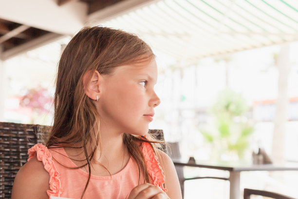 金发白种小女孩，户外肖像图片下载