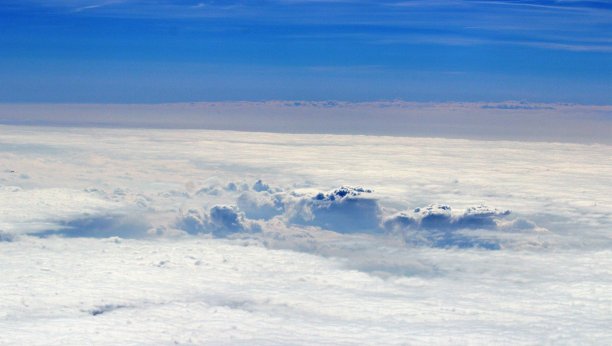 从飞机上看到白云和蓝天图片下载