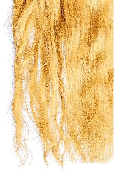 梳前和梳后的金发，孤立在白色背景上。头发的护理程序的概念图片下载