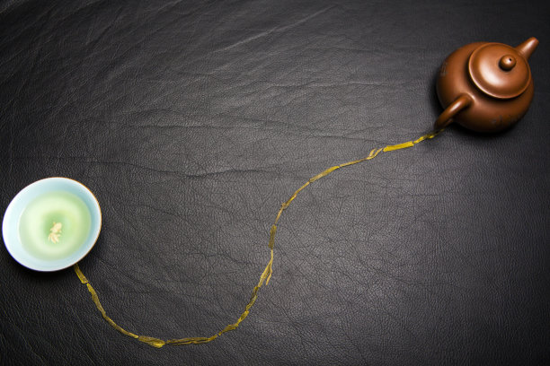 茶壶杯深色皮革背景图片下载