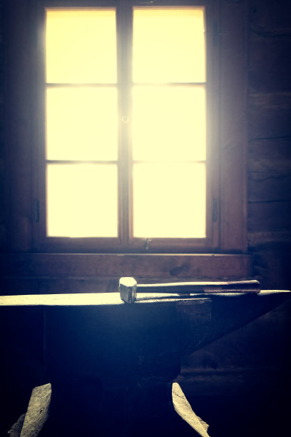 铁锤在铁砧上图片下载