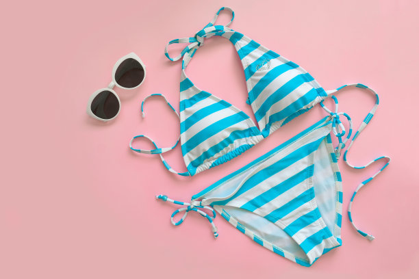 太阳镜和蓝白相间的泳衣。夏日沙滩时尚。图片下载