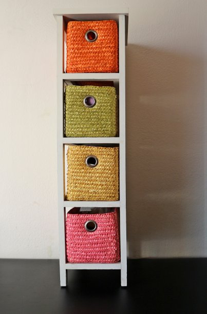 立式小五斗柜，四个颜色鲜艳的稻草抽屉。图片下载