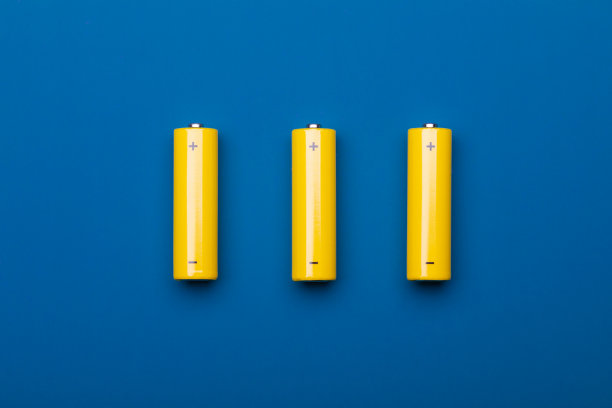 蓝色背景上的黄色AA碱性电池图片下载