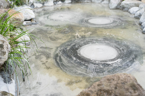 大西bozu地狱地狱别府，集中一圈泡沫形成在灰色泥剃和尚的头地狱温泉在别府，大分市，日本。图片下载