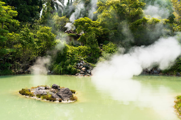 在日本大分市别府，热气腾腾的乳白色温泉湖被一个日本花园包围着。图片下载