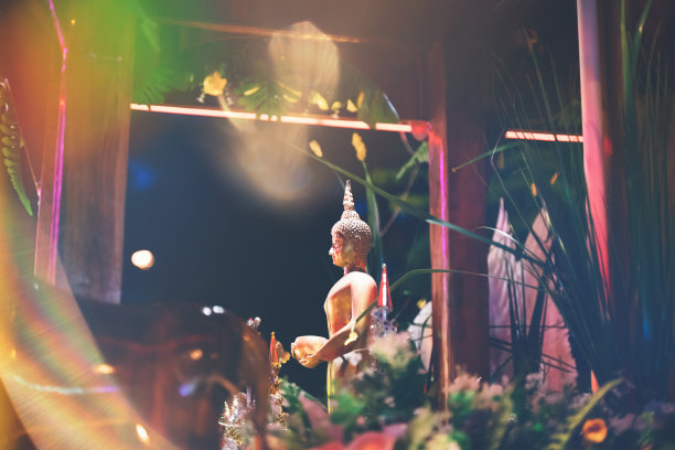 金佛造像在祭坛上的侧影中照亮了夜晚的亚细亚文化和传统图片下载