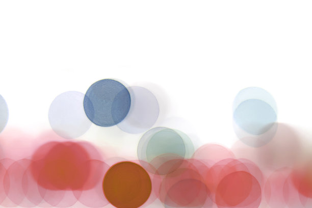 抽象的圆散景背景，彩色的散景孤立在白色的背景上。图片下载