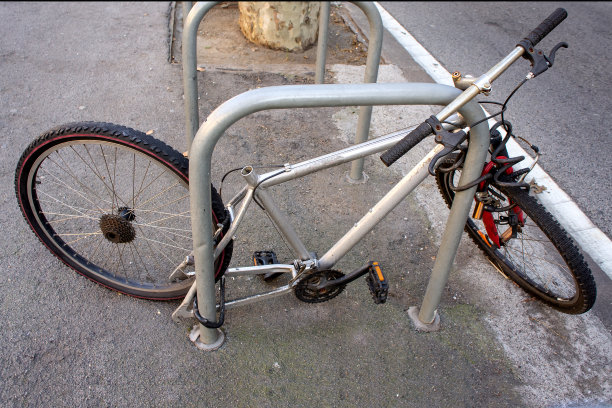 坏了的金属自行车停在停车场图片下载