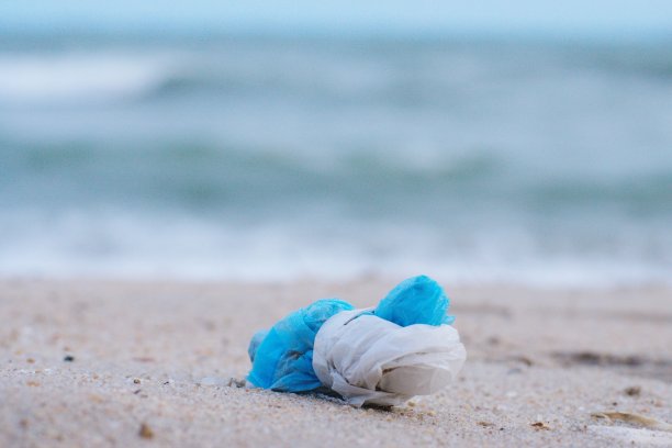 泰国罗勇海滩上的塑料污染和垃圾图片下载