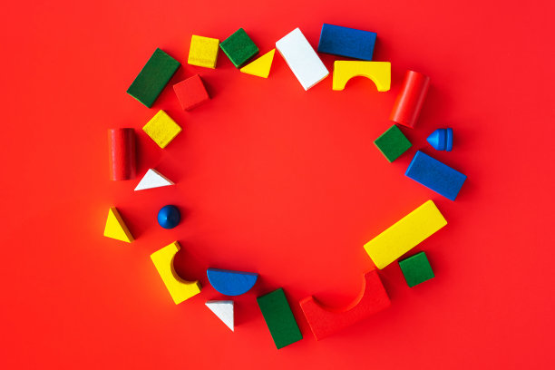 木制明亮的几何形状，多色儿童教育玩具图片下载