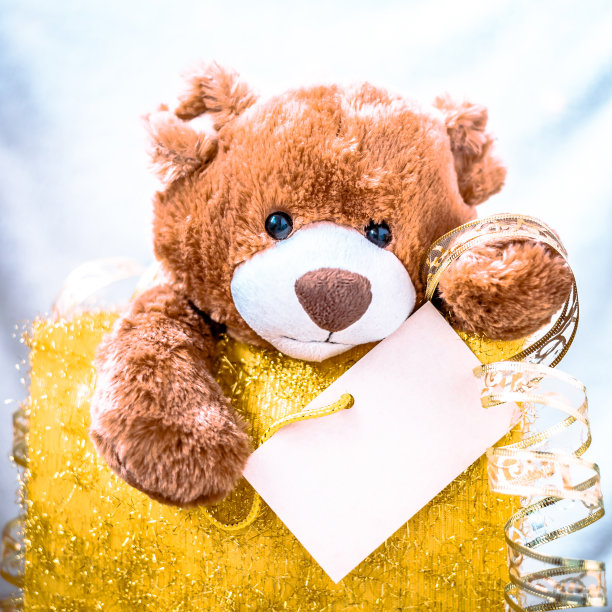 有泰迪熊的圣诞贺卡。带着节日的装饰和礼物图片下载