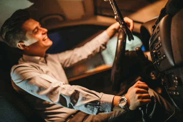 黝黑优雅的男人开车图片下载