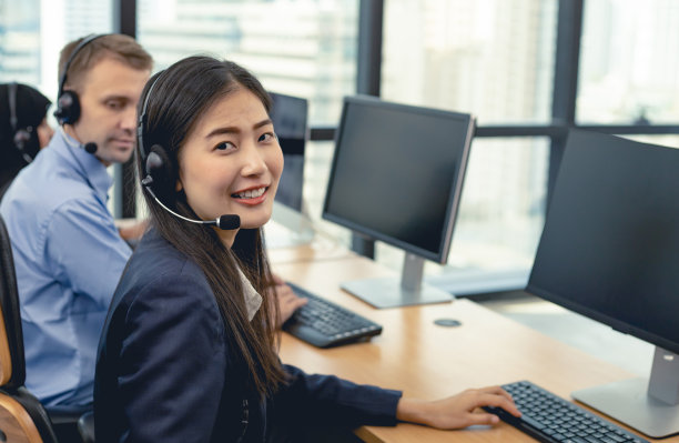呼叫中心拥有一支多元化的电话营销客户服务团队。图片下载