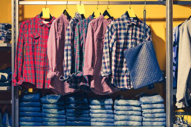 木制衣架可选择不同颜色的时尚服装。牛仔衣服。图片下载