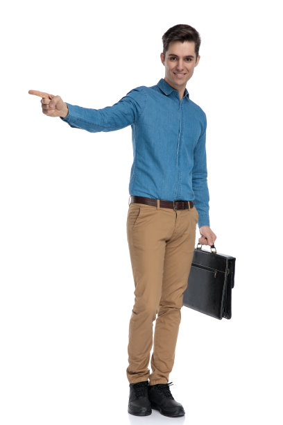 快乐的年轻人拿着手提箱，指着别人图片下载